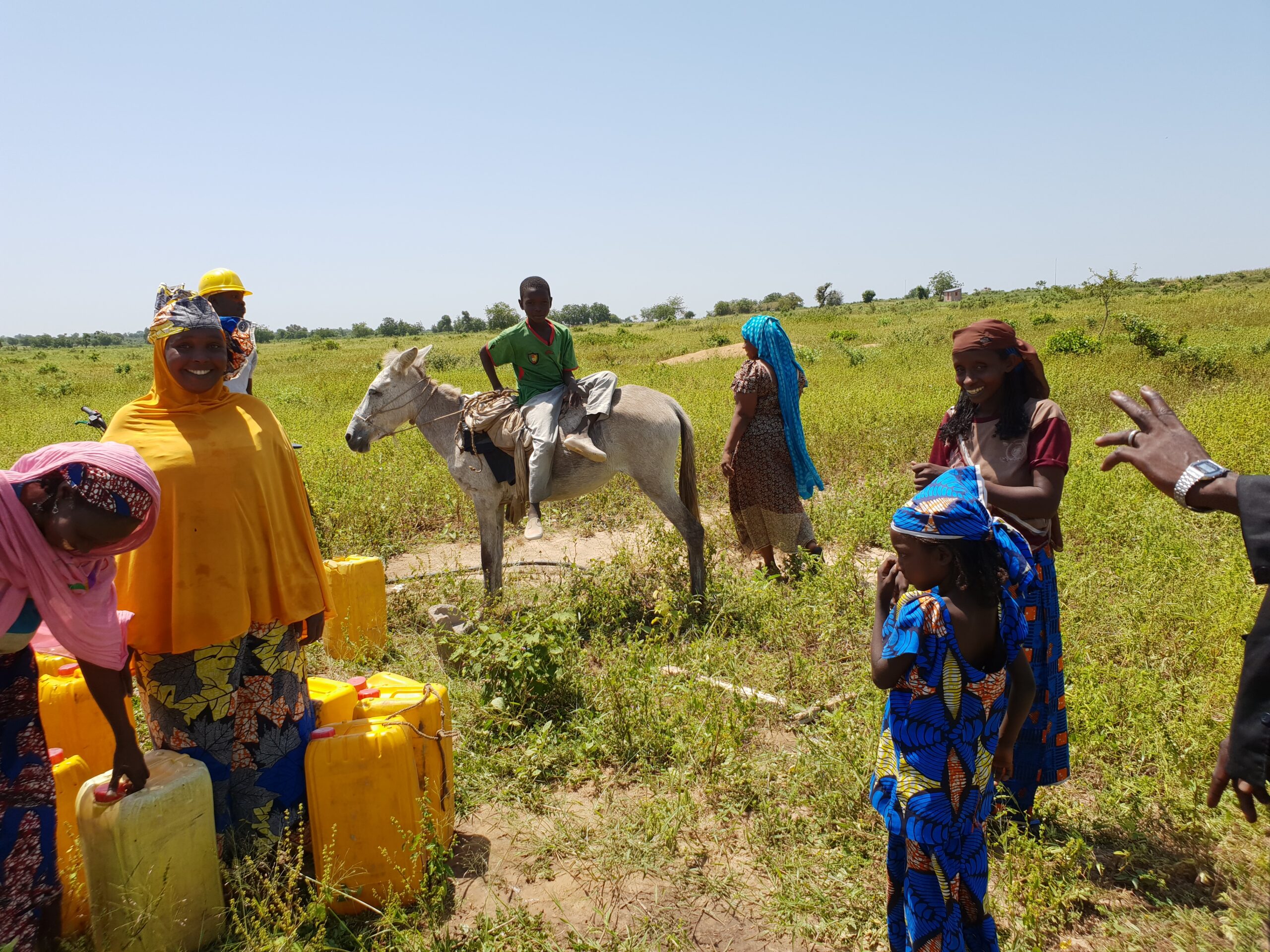 Menschen beim Wasserholen in Kamerun