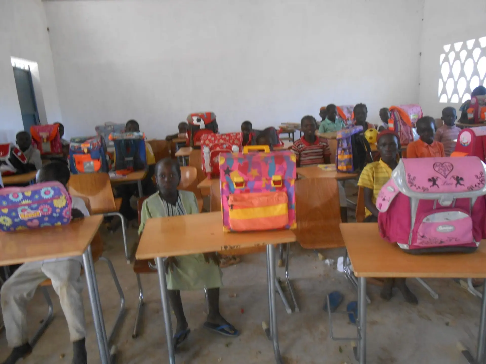 Schulkinder mit neuen Schulranzen im Klassenraum